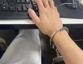 体验戴手铐,束缚与自由的边界