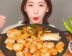 疫情下的小姐姐吃牛肉,小姐姐的牛肉盛宴