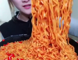 小姐姐吃中国火鸡面图片,小姐姐挑战中国火鸡面，辣度惊人！