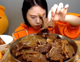 小姐姐手撕羊排视频,小姐姐独门秘技惊艳呈现