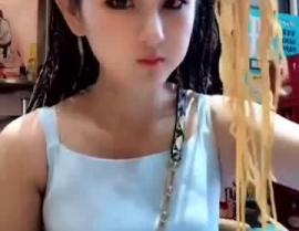 小视频韩国小姐姐吃面,一碗面的魅力瞬间