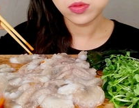 美食小姐姐吃海葡萄视频,美食小姐姐带你领略海洋鲜甜