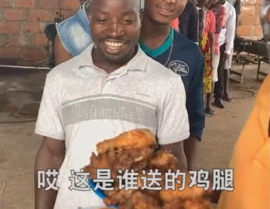 小姐姐排队领鸡腿肉,小姐姐们热捧的鸡腿肉盛宴
